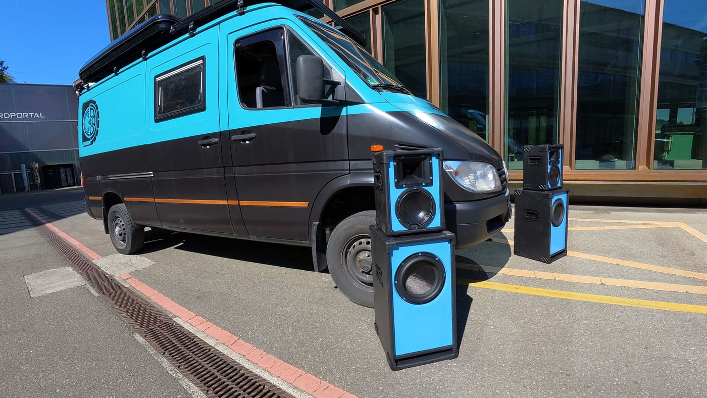 Der türkis-schwarze bass.cruiser schräg von der Seite mit Boxen